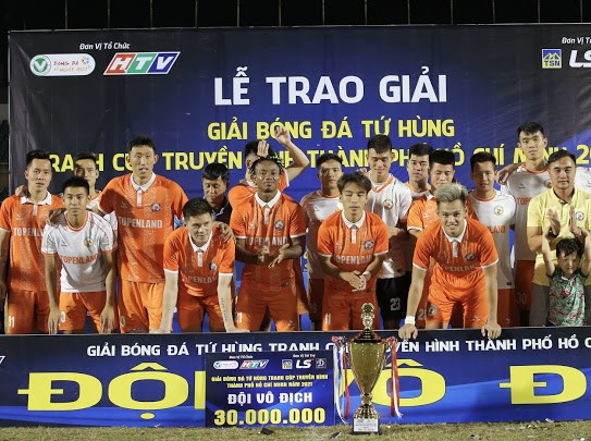 Vượt qua nhiều đối thủ mạnh, Bình Định giành Cúp vô địch đầu mùa. Ảnh: DŨNG PHƯƠNG 