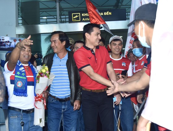 Ông Huỳnh Văn Ảnh cùng đông đảo khán giả ra sân bay chào đón HLV Kiatisak. Ảnh: Anh Tiến