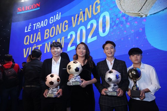 Huỳnh Như cùng các cầu thủ nữ đoạt giải năm 2020. Ảnh: Dũng Phương