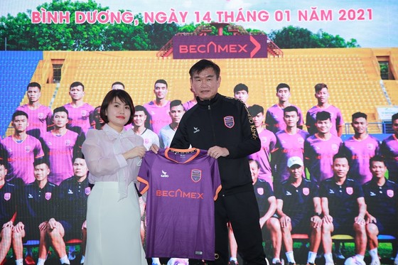 HLV Phan Thanh Hùng cùng đại diện nhà tài trợ giới thiệu mẫu áo thi đấu ở mùa bóng 2021. Ảnh: DŨNG PHƯƠNG