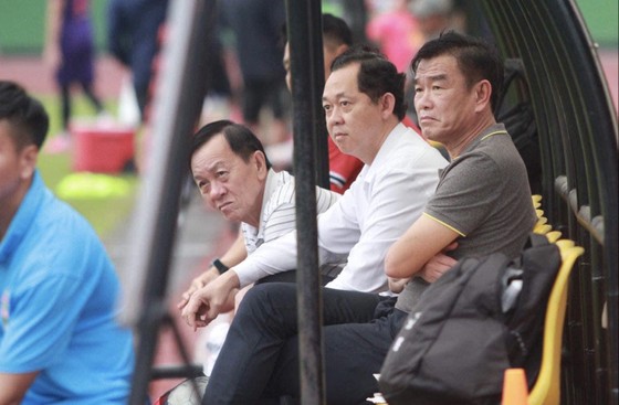HLV Phan Thanh Hùng chuẩn bị cho 2 trận khó khăn trên sân Hàng Đẫy 