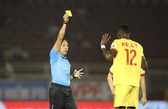 Ngoại binh solo qua 6 cầu thủ để ghi bàn, TPHCM thắng trận đầu V-League ảnh 1