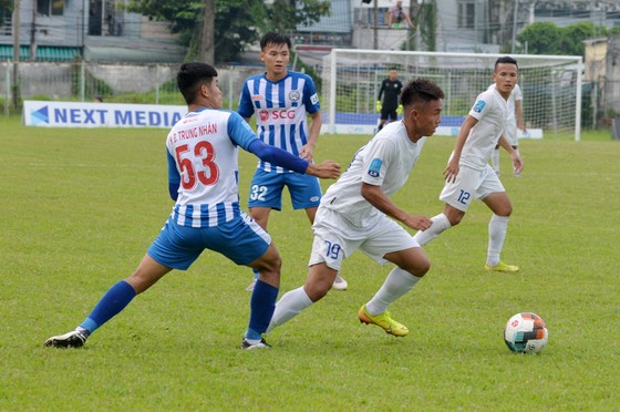 An Giang (áo trắng) chọn sân Kiên Giang làm sân nhà ở mùa bóng 2021. Ảnh: PVF