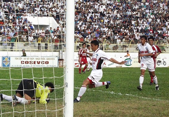 Kiatisak đối đầu thủ môn Trần Minh Quang trong trận đấu đầu tiên giữa hai đội kể từ khi HAGL thăng hạng năm 2003. Ảnh: QUỐC CƯỜNG 