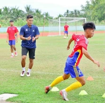 Phan Thanh Bình với trọng trách làm sống lại bóng đá trẻ Đồng Tháp ảnh 1