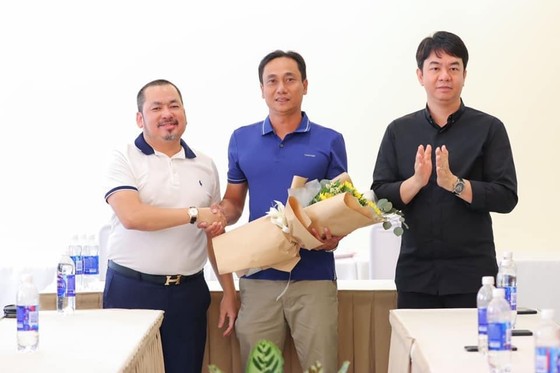 Lãnh đạo đội bóng trao hoa chúc mừng sau khi bổ nhiệm HLV Phùng Thanh Phương 