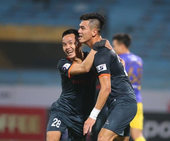 Tiến Linh trở thành cầu thủ đầu tiên lập hattrick ở LS V-League 2021