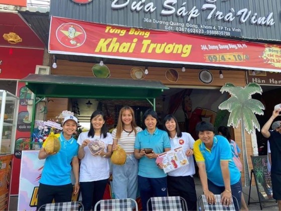 Các thành viên đội tuyển nữ TPHCM đến chung vui cùng thủ quân Huỳnh Như ở ngày khai trương quán