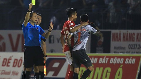 Thanh Thắng nhận thẻ vàng sau trận đấu vì hành vi tấn công trợ lý trọng tài