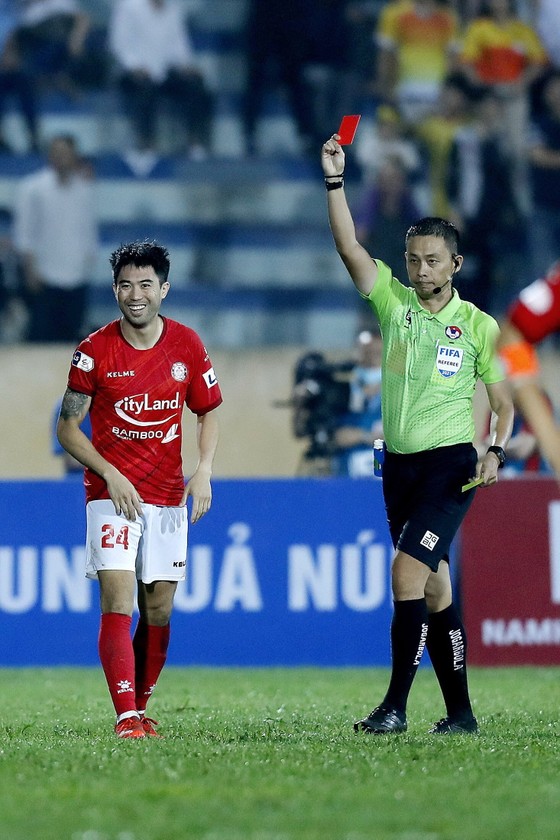CLB TPHCM thua trận trong ngày Lee Nguyễn bị phạt thẻ đỏ ảnh 1