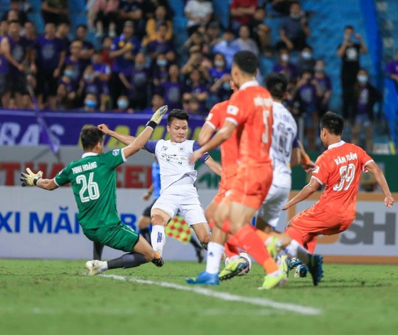 Trận thua Topenland Bình Định đã đẩy Hà Nội FC xa dần tốp 6. Ảnh: HN