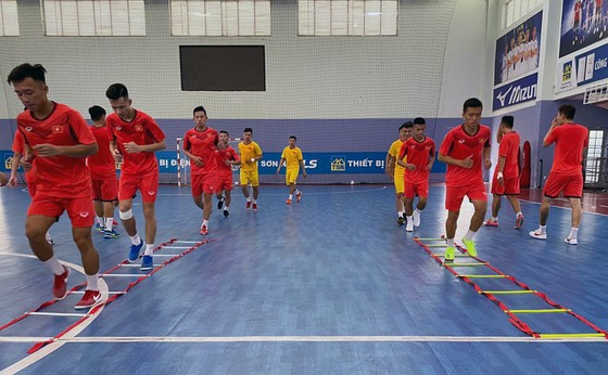 Đội tuyển futsal Việt Nam bắt đầu tập luyện sáng 4-5