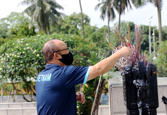 Thầy trò HLV Park Hang-seo dâng hương tưởng niệm các Anh hùng liệt sỹ ảnh 1