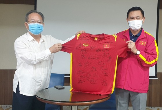 Trưởng đoàn Trần Anh Tú trao tặng áo thi đấu có chữ ký của toàn đội đến ông Đào Quốc Việt, Tham tán Đại sứ quán Việt Nam tại UAE