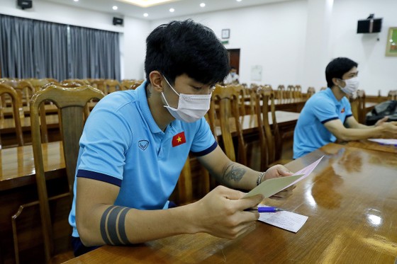 Các thành viên Đội tuyển Việt Nam bỏ phiếu bầu cử ĐBQH khóa XV và đại biểu HĐND các cấp nhiệm kỳ 2021-2026 ảnh 1