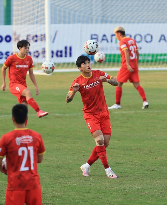 HLV Park Hang-seo bất ngờ gọi lại thủ môn Văn Hoàng ảnh 2