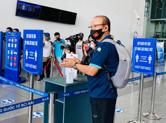 Đội tuyển Việt Nam lên đường sang UAE, thầy Park có yêu cầu đặc biệt với người hâm mộ ảnh 1