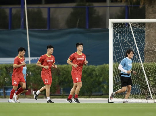Đội tuyển Việt Nam sử dụng bóng mới ở buổi tập đầu tiên tại UAE ảnh 1
