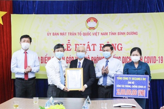Đồng chí Võ Văn Minh Chủ tịch HĐND tỉnh trao bảng tấm lòng vàng nhân đạo cho đại diện Tổng Công ty Becamex IDC