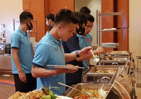 Bữa ăn của đội tuyển tại UAE. Ảnh: ĐOÀN NHẬT
