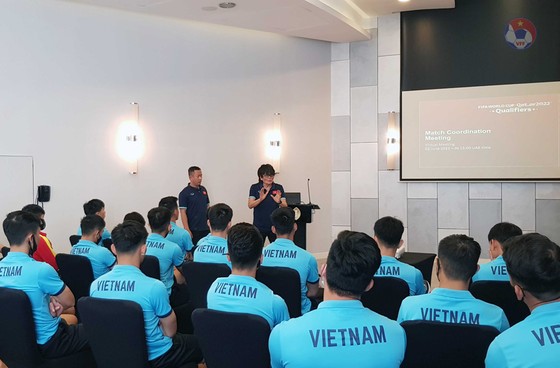 Các cầu thủ Việt Nam được cập nhật quy định mới của FIFA ảnh 1