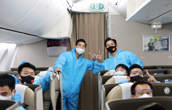 Đội tuyển Việt Nam được bố trí ngồi khoang riêng trên máy bay từ UAE về TPHCM. Ảnh: ĐOÀN NHẬT 
