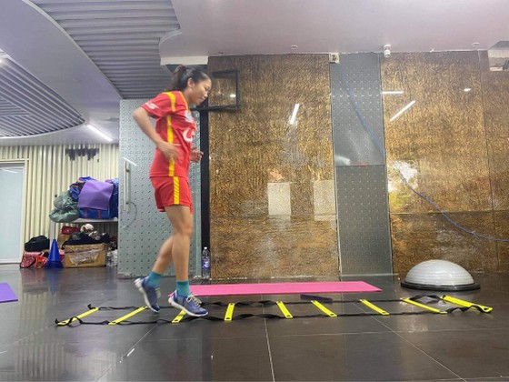 Các cầu thủ tập luyện chờ ngày trở lại sân cỏ ảnh 1