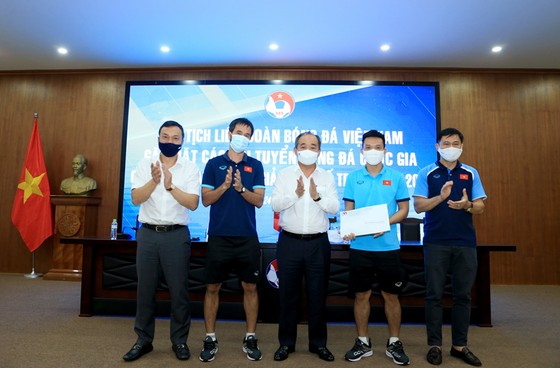 Chủ tịch VFF trao tặng quà cho đội tuyển futsal Việt Nam