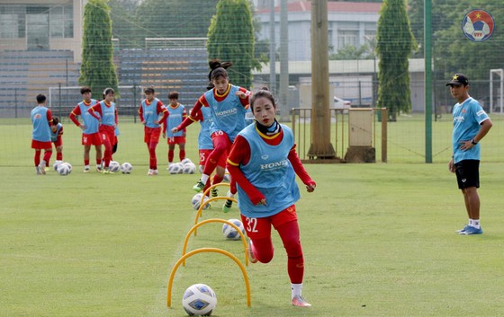 Thi đấu trên sân cỏ nhân tạo, đội nữ Việt Nam vẫn thua U15 futsal Thái Sơn Bắc ảnh 1