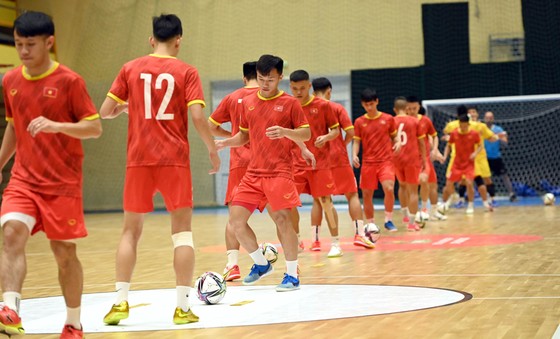 Đội tuyển futsal Việt Nam thoải mái trước khi so tài cùng Brazil ảnh 1