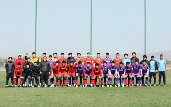 HLV Park Hang-seo chia thành hai đội hình với trang phục áo đỏ và áo tím