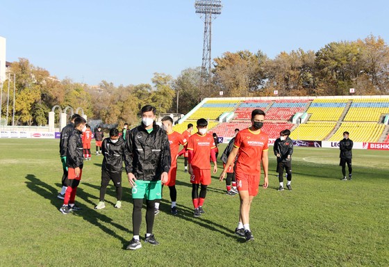 Các cầu thủ U22 Việt Nam tham quan, làm quen sân thi đấu Dolon Omurzakov vào ngày 25-10