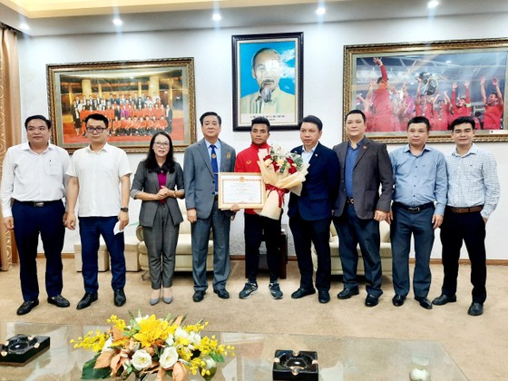 Đại diện lãnh đạo Ủy ban Dân tộc Chính phủ trao bằng khen và phần thưởng cho cầu thủ Hồ Thanh Minh