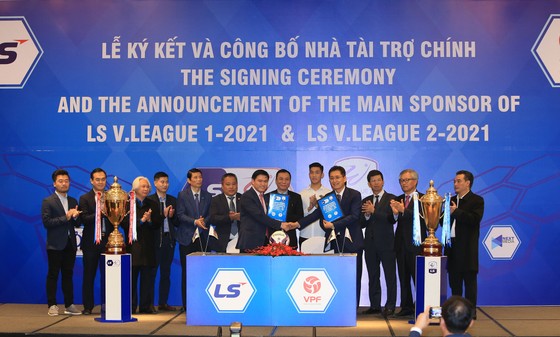 Bóng đá Việt Nam đã và đang nhận được sự tiếp sức từ nhiều doanh nghiệp trong và ngoài nước sau khi chất lượng và hình ảnh được nâng cao trong thời gian qua
