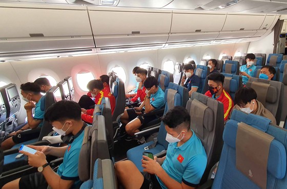 Chuyến bay ngày 1-12 chỉ có 29 cầu thủ, Hùng Dũng sang sau do phải chờ hoàn tất các thủ tục nhập cảnh tại Singapore