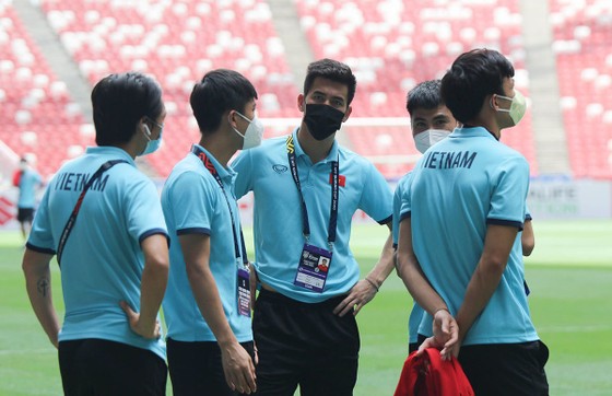 Đội tuyển Việt Nam tham quan sân Quốc gia Singapore ảnh 3