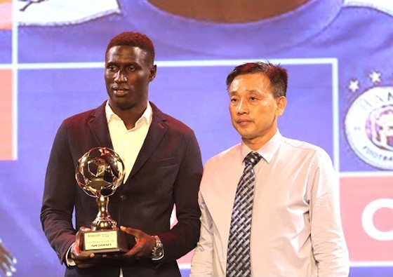 Ông Võ Minh Trí trao giải Cầu thủ nước ngoài xuất sắc tại Gala năm 2019