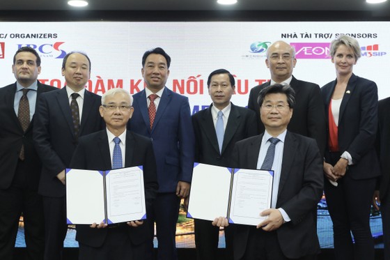 Ông Phạm Ngọc Thuận, TGĐ Becamex IDC (trái) và có Ông Đỗ Nhất Hoàng - Cục trưởng Cục Đầu tư nước ngoài, Bộ Kế hoạch và Đầu tư (phải) ký kết hợp tác giữa hai đơn vị với sự chứng kiến của các lãnh đạo