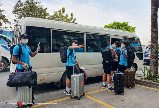 Các cầu thủ U23 Việt Nam rời Campuchia về nước bằng đường bộ