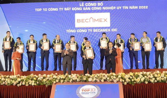 Ông Nguyễn Văn Thanh Huy, Phó Tổng Giám đốc Tổng công ty Becamex IDC nhập giấy chứng nhận từ Ban Tổ chức Lễ công bố Top 10 công ty bất động sản công nghiệp uy tín năm 2022