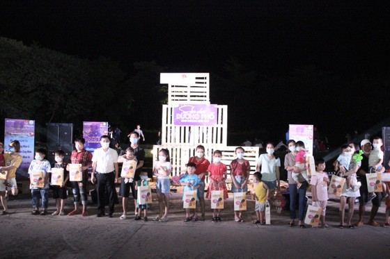 Khán giả ‘sân chơi đường phố TP Mới Bình Dương’ vừa xem văn nghệ vừa có cơ hội nhận quà ảnh 1