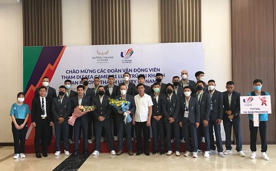 Đội tuyển futsal Thái Lan khi đến khách sạn Mường Thanh