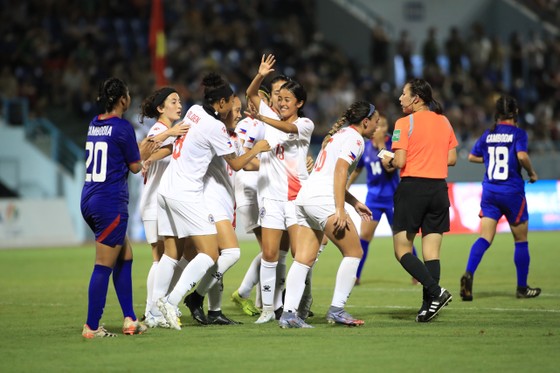 Bóng đá nữ: Thắng dễ Campuchia, Philippines sẵn sàng tranh ngôi đầu bảng với Việt Nam ảnh 1