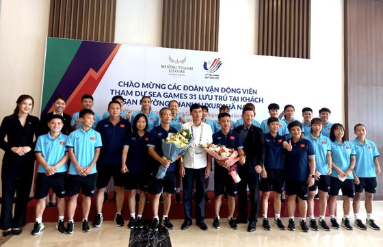 Đội futsal nữ nước chủ nhà đến khách sạn Mường Thanh
