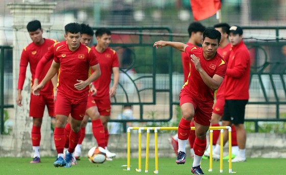 U23 Việt Nam ra sân tập, thoải mái chờ Malaysia ảnh 3