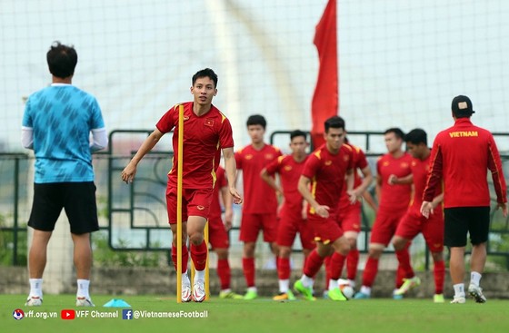 U23 Việt Nam ra sân tập, thoải mái chờ Malaysia ảnh 5