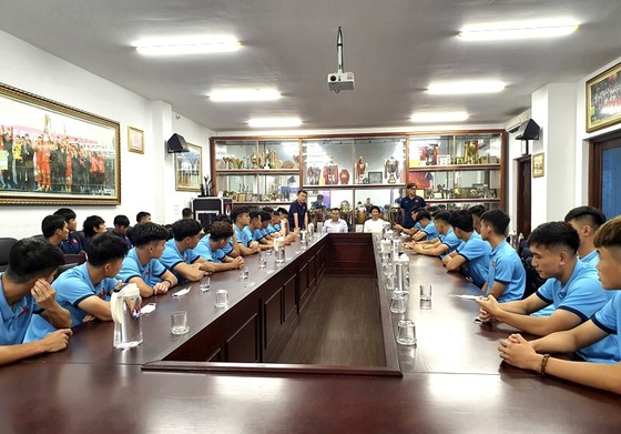 Thầy trò đội U23 Việt Nam tại buổi gặp mặt lãnh đạo VFF trước khi lên đường sang UAE
