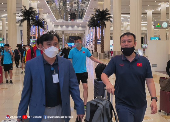 Ông Nguyễn Văn Tuấn – Bí thư thứ nhất Đại sứ quán Việt Nam tại UAE (trái) trực tiếp ra sân bay đón và hỗ trợ đội tuyển U23 Việt Nam