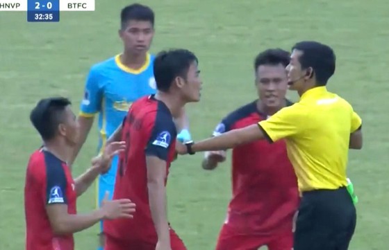 Cầu thủ Bình Thuận tấn công trọng tài tại giải hạng Nhì 2022 ảnh 2