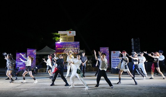 Đêm chung kết ấn tượng của ‘Liên hoan các nhóm nhảy’ tại sân chơi đường phố Binh Duong New City ảnh 4